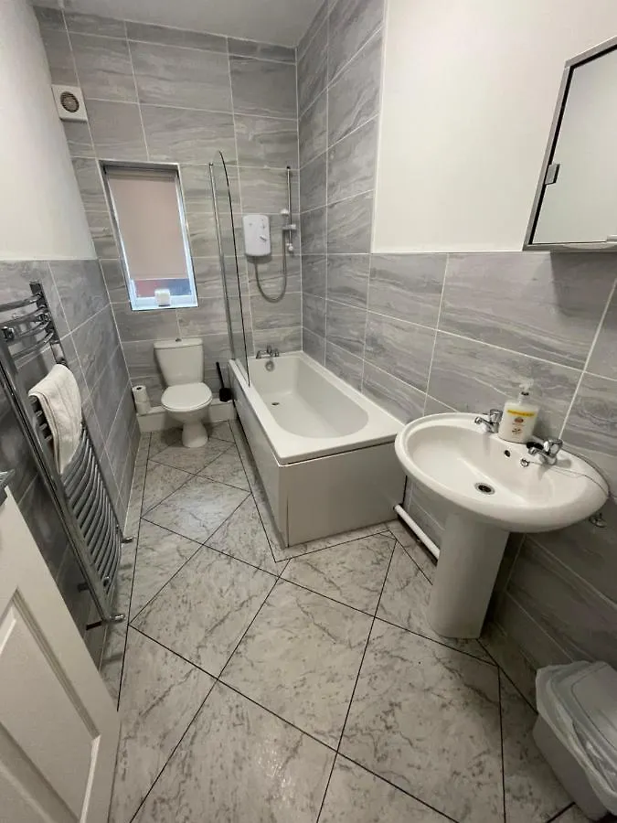 Ryan Air I Bnb - 2 Bedroom House With Free Parking Liverpool 0*,